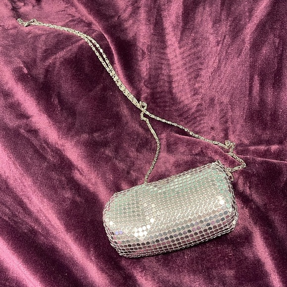 VINTAGE Y & S MINI SILVER MESH CROSSBODY EVENING BAG WITH SILVER SATIN LINING - Picture 3 of 10